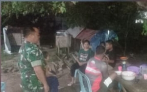 Babinsa Jereweh Gelar Patroli Malam, Ingatkan Warga Jaga Kamtibmas