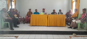 Dukung Kearifan Lokal, Babinsa Hadiri Kegiatan Kelompok Pengrajin Tenun Ikat