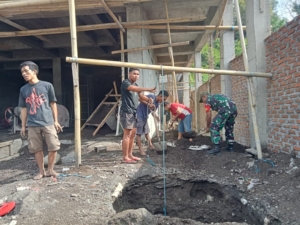 Babinsa Ende Timur Bantu Warga Bangun Rumah dan Perkuat Komsos