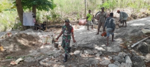 Karbak Pengecoran Jalan Tani, Babinsa Bersama Kades Hadir Berikan Motifasi