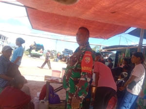 Babinsa Koramil 1602-04/Maurole Jalin Komsos dan Pantau Keamanan di Pasar Detukeli