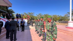 Dandim 1627/Rote Ndao Berikan Penghargaan kepada Babinsa Berprestasi pada Upacara Hari Kesaktian Pancasila