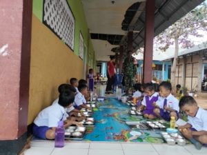 Babinsa Koramil 1627-02/Pantai Baru Dampingi Pendistribusian 3.093 Paket Makanan Bergizi Gratis