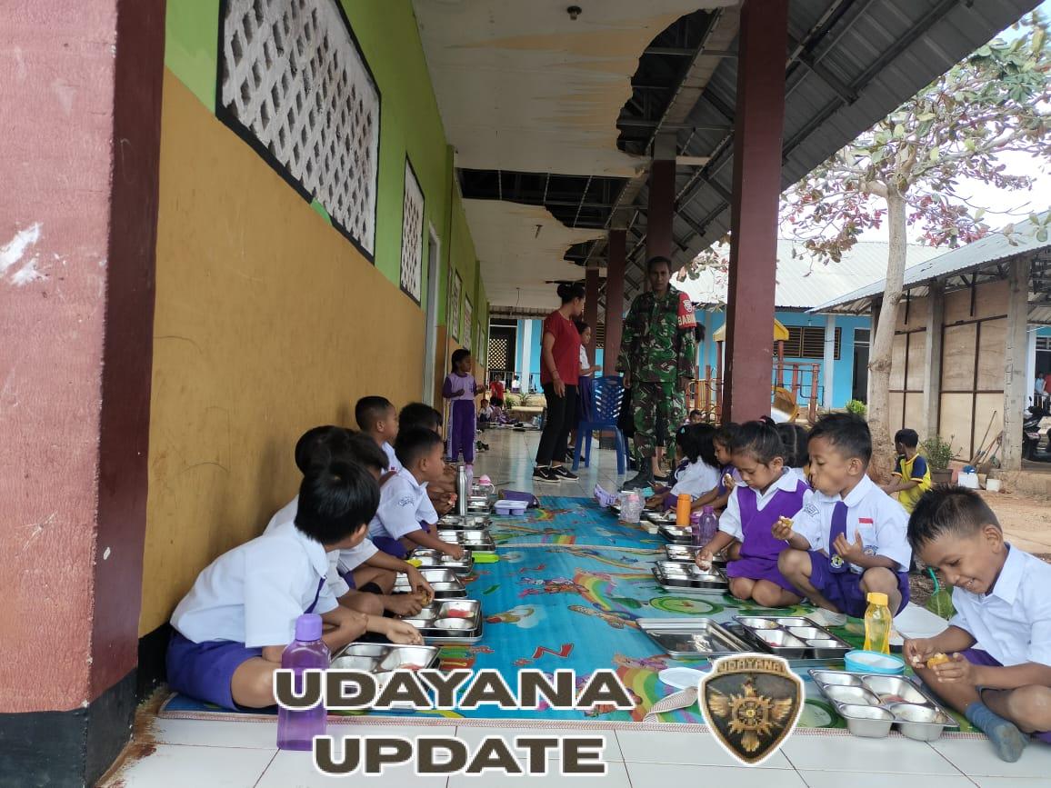 Babinsa Koramil 1627-02/Pantai Baru Dampingi Pendistribusian 3.093 Paket Makanan Bergizi Gratis