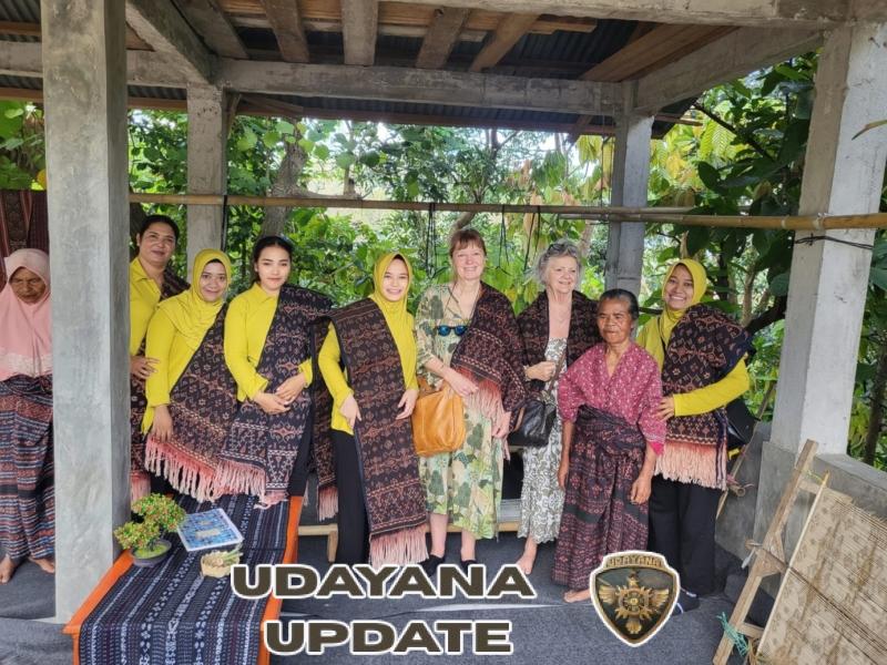 Ketua Persit KCK Cabang XIII Kodim 1602/Ende Tinjau Sentra Tenun Tradisional di Desa Manulondo
