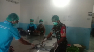 Babinsa Koramil 1627-01/Ba’a Dampingi Program Makanan Bergizi Gratis di Rote Ndao