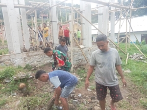 Babinsa Wolowaru Gotong Royong Bangun Pondasi Rumah Warga di Koanara