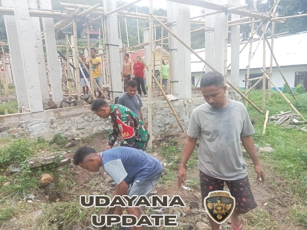 Babinsa Wolowaru Gotong Royong Bangun Pondasi Rumah Warga di Koanara