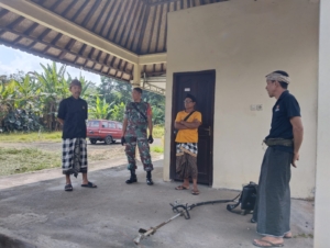 Melalui Komsos, Babinsa Desa Demulih Dorong Keharmonisan dengan Warga