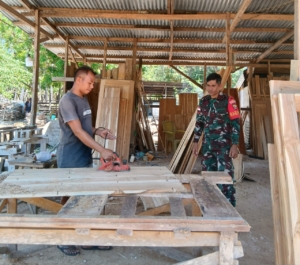 Babinsa Koramil 1627-03/Batutua Laksanakan Komsos Bantu Warga di Desa Netenaen