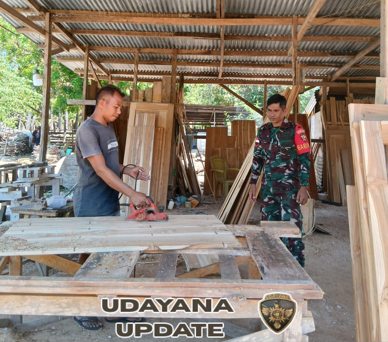 Babinsa Koramil 1627-03/Batutua Laksanakan Komsos Bantu Warga di Desa Netenaen