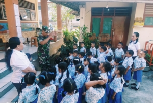 Dikunjungi Babinsa, Murid TK Negeri Tojan Bahagia