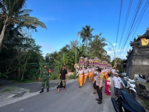 Babinsa Koramil Nusa Penida Kawal Tradisi Mepeed Desa Adat Gelagah Sembir