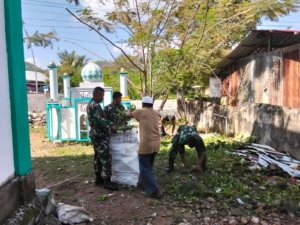 HUT ke-80 TNI, Koramil 1630-01/Komodo Bersama Warga Bersihkan Lingkungan Masjid