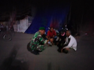 TNI dan Warga Bersinergi, Babinsa Poto Tano Tekankan Pentingnya Keamanan Lingkungan