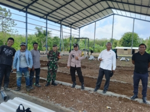 Patroli Wilayah, Babinsa Lembongan Gelar Sidak Pembangunan Lapangan Padel Di Dusun Kaja