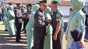 Dandim 1625/Ngada Letkol Inf. Imam Subekti S.E Ucapkan Selamat dan Siram Bunga kepada Anggota Naik Pangkat