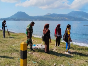 Babinsa Kodim 1602/Ende Aktif Gelar Karya Bakti Bersihkan Lingkungan