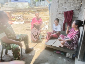 Babinsa Ende Anjangsana dan Komsos, Warga Peozakaramba Sambut dengan Antusias