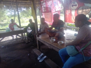 Babinsa Maurole Laksanakan Komsos, Pamwil, dan Pul Data di Desa Aewora