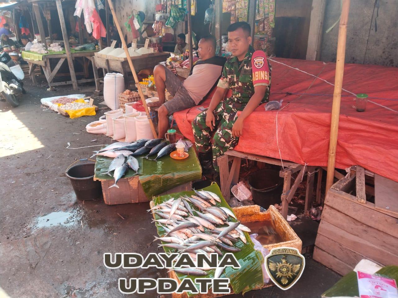 Babinsa Koramil Ende Lakukan Komsos dan Pamwil untuk Jaga Ketertiban Pasar Mbongawani