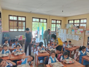 Babinsa Pantai Baru Dampingi Pemberian Makanan Bergizi Gratis kepada Ribuan Siswa