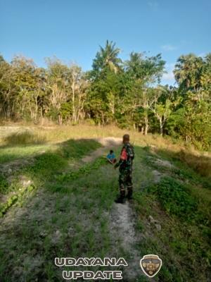 Babinsa Kolobolon Gelar Komsos Bersama Petani di Perkebunan