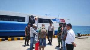 Babinsa Koramil 1627-01/Ba’a Laksanakan Pemantauan Kapal di Pelabuhan Ba’a