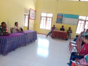 Babinsa Mediasi Penyelesaian Masalah Ternak Masuk Kebun di Desa Daurendale