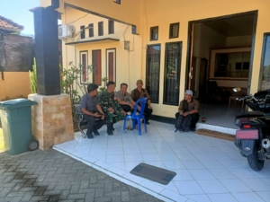Perkuat Sinergi, Babinsa dan Staf Desa Mujahiddin Bahas Keamanan Wilayah