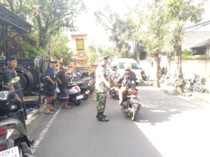 Wujud Pengabdian, Babinsa Kedewatan Hadir Kawal Prosesi Ngaben Warga Desa Adat Lungsiakan