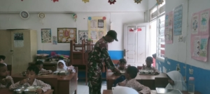 Program MBG di Kota Waingapu Berjalan Lancar dengan Pendampingan Babinsa