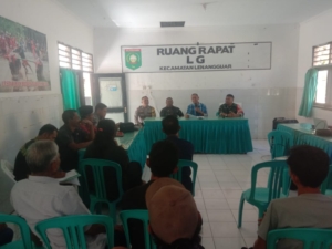 ‎Babinsa Hadir Sebagai Penengah, Mediasi Batas Desa Berlangsung Kondusif