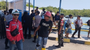 Babinsa Koramil 1627-02 Amankan Kedatangan KMP Inerie 2 di Pelabuhan Pantai Baru