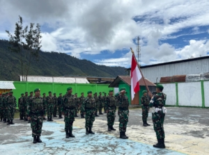 Dansatgas Yonif 743/PSY Sematkan Pangkat Baru Prajurit di Tanah Penugasan Papua