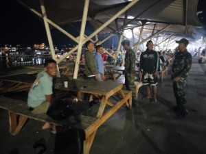 Babinsa Koramil 1630-01/Komodo Tingkatkan Keamanan Labuan Bajo dengan Patroli Rutin