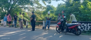 Babinsa Maluk Turun Tangan Dampingi Pengecekan Dugaan Pencemaran Sungai Otak Kris