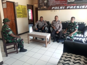 Anjangsana Ke Polsek Lasiolat, Satgaster Pos Halibete II Perkuat Sinergitas TNI Polri