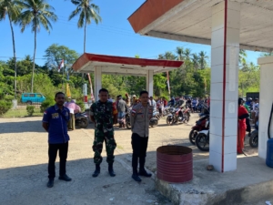 Babinsa Koramil 1625-01/Bajawa Bersama Polsek Riung Amankan Antrian BBM di SPBU Kompak