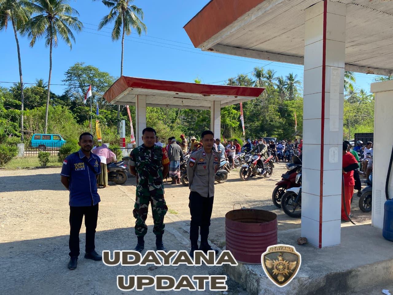 Babinsa Koramil 1625-01/Bajawa Bersama Polsek Riung Amankan Antrian BBM di SPBU Kompak