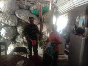 Babinsa Koramil Banjarangkan Salurkan Bantuan Alkap Harian Sinergitas Kodim Bersama Bunda Obi