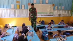 TNI Hadir Dukung MBG untuk Anak Sekolah di Kecamatan Brang Rea