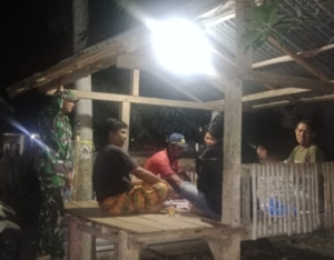 Ronda Malam dan Kongkow Bareng Warga, Babinsa Parado Rato Serukan Peran Orang Tua dalam Pendidikan Anak