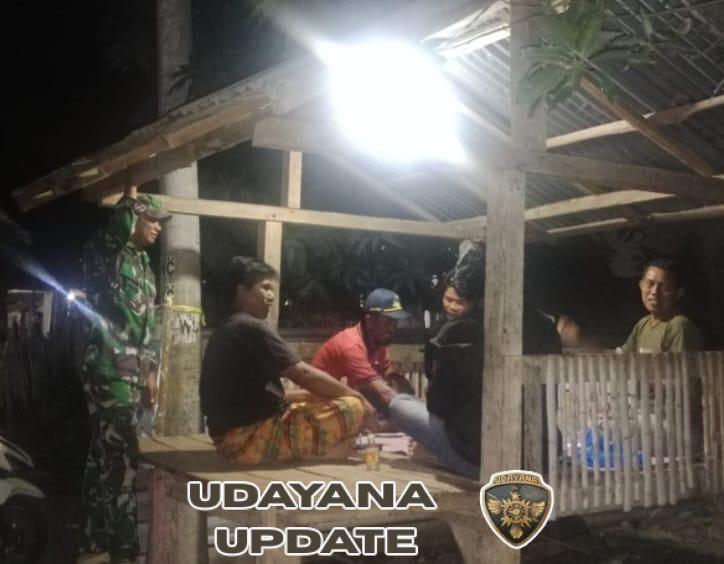 Ronda Malam dan Kongkow Bareng Warga, Babinsa Parado Rato Serukan Peran Orang Tua dalam Pendidikan Anak