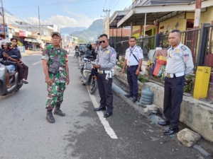 Babinsa Kodim 1602/Ende Bersama Aparat Tertibkan Pedagang di Pasar Wolowona