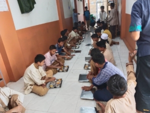 Babinsa Karijawa Dampingi Penyaluran Logistik BGN di Sekolah