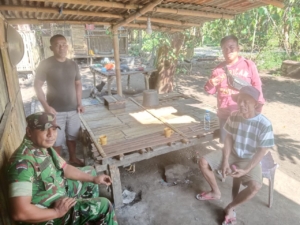 Babinsa Kodim 1602/Ende Pererat Silaturahmi Lewat Komsos di Desa Rukuramba