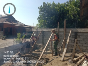 Babinsa Kopda Faisal Idrus Gotong Royong Bersama Warga Bangun Pagar Rumah di Ndorurea 1