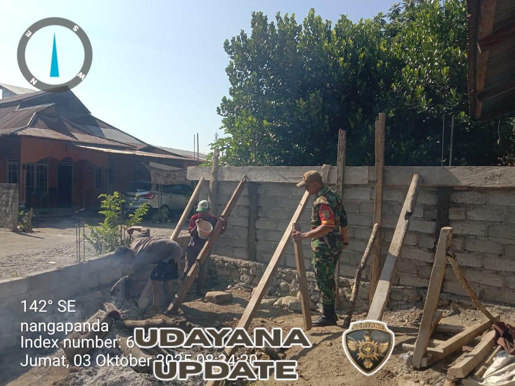 Babinsa Kopda Faisal Idrus Gotong Royong Bersama Warga Bangun Pagar Rumah di Ndorurea 1