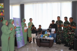 Peduli Sesama, Persit KCK Kodim 1608/Bima Serahkan Bantuan kepada Keluarga yang Berjuang Melawan Sakit